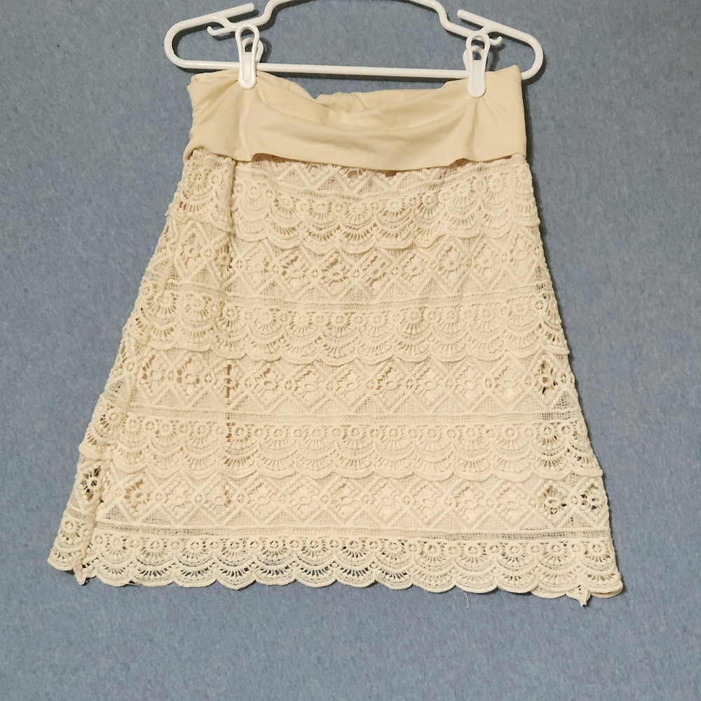 Solitaire cream knit tiered mini skirt. Size medium
